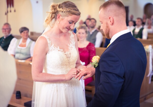 die Trauung die Trauung Der Höhepunkt jeder Hochzeit ist natürlich die Trauung. Egal ob Kirche, Standesamt oder freie Trauung - das...